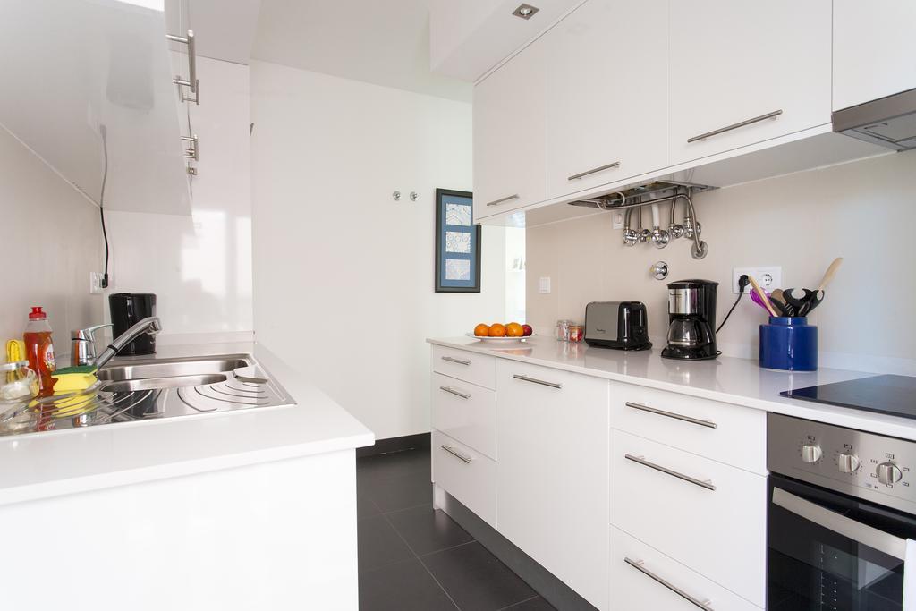 ALTIDO Joyful 2BR Apt with terrace nearby São Bento Palace Lisboa Quarto foto
